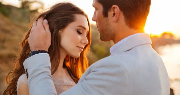 ما هو تفسير حلم خطبني رجل متزوج لابن سيرين؟ تفسير حلم خطبني رجل متزوج قد يشير إلى العديد من المعاني المرتبطة بحياة الحالم حسب ما تراه من تفاصيل في منامها، فهناك من تحلم بأنها تخطب