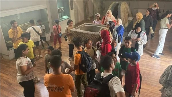 أتوبيس الفن الجميل يصطحب أطفال الكيت كات في جولة بمصر القديمة اصطحب أتوبيس الفن الجميل، عددا من أطفال مكتبة خالد بن الوليد العامة بالكيت كات، في جولة جديدة بحي مصر القديمة، ضمن أجن