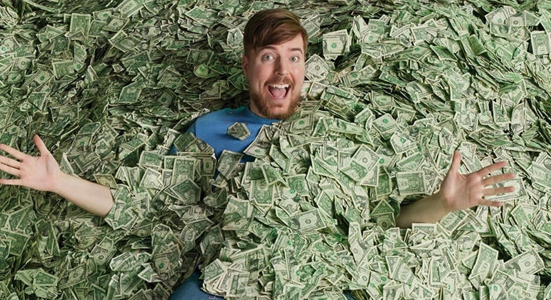 من 300 إلى 300 مليون متابع.. مستر بيست أشهر يوتيوبر في العالم افاق عربية - احتفل اليوتيوبر الأمريكي جيمي دونالدسون، الشهير بمستر بيست، بتحقيقه رقما قياسيا عالميا لعدد متابعيه على ي