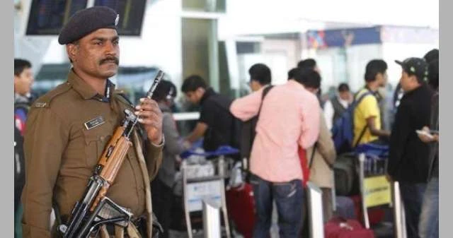 هندي يتخذ أحد المطارات مقرا لإدارة نشاطه الإجرامي لايف ستايل شاهد المقال التالي من صحافة البحرين عن هندي يتخذ أحد المطارات مقرا لإدارة نشاطه