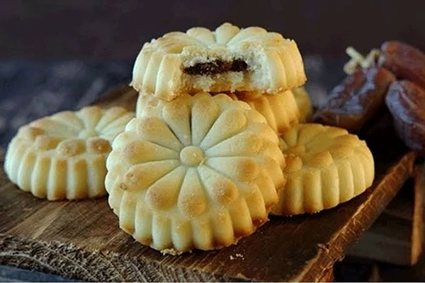 وصفة سهلة لتحضير المعمول بالتمر في المنزل.تحضير المعمول بالتمر في المنزل هو عملية بسيطة وممتعة، ويمكنك الاستمتاع بنكهته الشهية واللذيذة. إليك وصفة سهلة لتحضير المعمول بالتمر:مكونات