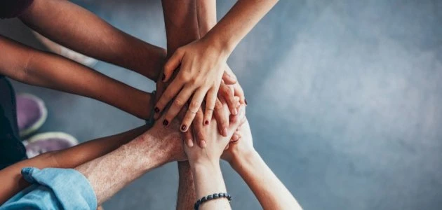 أقوى حكمة عن الصديق قصيرة جميلةالصداقة من أثمن العلاقات الإنسانية التي تجمع بين الأفراد، فهي تعبر عن رابطة قوية تقوم على الحب والاحترام والتفاهم