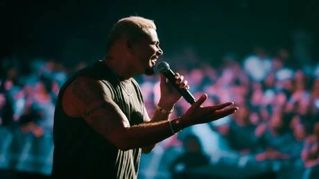 مبلغ خيالي.. أجر مطرب مصري شهير بحفلات الزفاف يصدم جمهوره (فيديو) تعرف على التالي مبلغ خيالي.. أجر مطرب مصري شهير بحفلات الزفاف يصدم جمهوره (فيديو)،