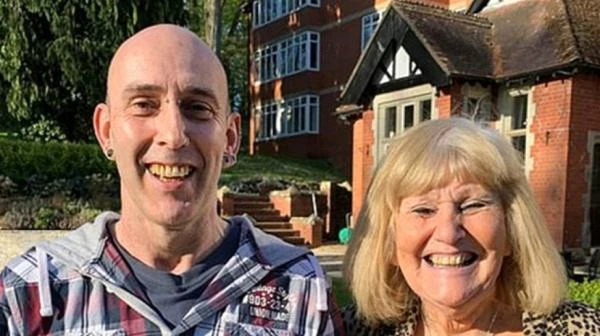 بريطانية تلتقي بابنها بعد 57 عاما بانوراما شاهد المقال التالي من صحافة الأردن عن بريطانية تلتقي بابنها بعد 57 عاما، عمون بعد 57 عاما من الفراق، عثرت