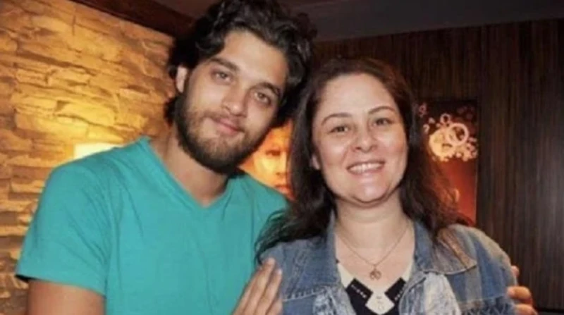 السيارة تفحمت.. علا رامي تكشف كواليس نجاة عمر خورشيد من حادث تحدثت الفنانة علا رامي، عن الحادث الذي تعرض له ابنها عمر خورشيد قبل يومين.وقالت الفنانة