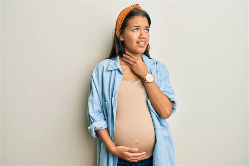 علاج التهاب الحلق في فترة الحملتصاب العديد من السيدات الحوامل به، نتيجة لتعرضهن، لتغيرات الجو في الوقت الحالي، وتحار في أفضل العلاجات لالتهاب الحلق،