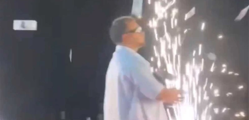 فنون ومشاهير: يا عيب الشوم على هيك مستوى.. فنان لبناني شهير يرمي الدولارات على الجمهور ويتعرض لهجوم عنيف (فيديو) شاهد المقال التالي من صحافة لبنان عن