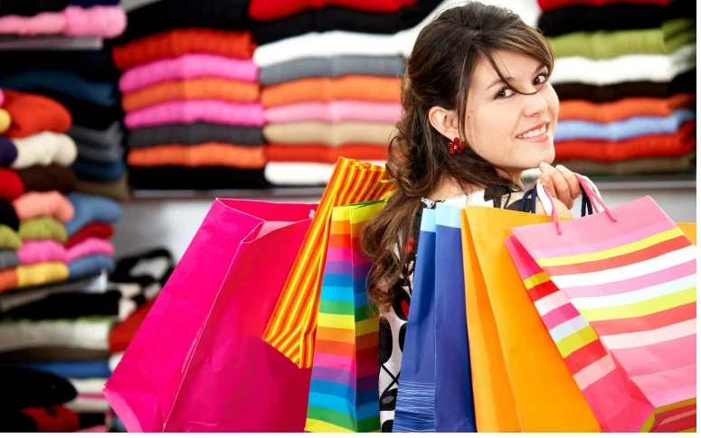 دلالات ابن سيرين لتفسير رؤية الملابس في الحلم الملابس في الحلم، الملابس هي عبارة عن قماش يتم تفصيله ليناسب الجسم ويحميه من العوامل الخارجية كالأتربة أو المياه أو أشعة الشمس وغيرها،