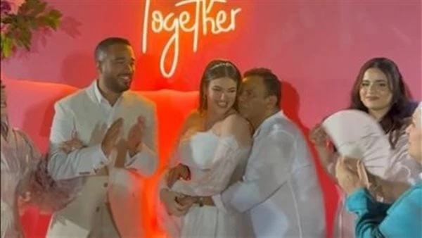 رقص وبكاء وطلب إخفاء وجهها.. محمد فؤاد يحتفل بزفاف ابنته.. شاهد احتفل الفنان محمد فؤاد بزفاف ابنته بسملة فى حفل اقتصر على الأهل والأقارب حيث أقيم الحفل فى الساحل الشمالى.وشهد الحفل