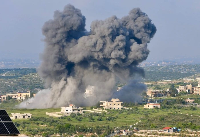 إعلام عبري: احتمالات الهجوم على حزب الله لم تعرض على الكابينت خشية تسريبها أفادت وسائل إعلام تابعة للاحتلال الإسرائيلي، بأن احتمالات الهجوم على حزب