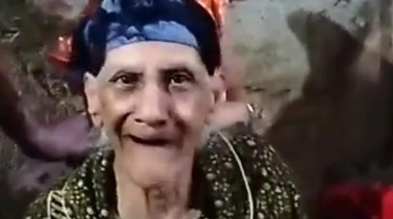 الحاجة عواطف تعود للحياة بعد إعلان وفاتها ببني سويف.. (القصة كاملة) في واقعة أثارت دهشة الجميع وخلقت موجة من المشاعر المتضاربة بين الحزن والفرح، عادت الحاجة عواطف عويس عبد ربه، صاح