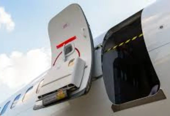 صدق أو لا تصدق، مصريان يفتحان باب طائرة أثناء إقلاعها بسبب الحر شهد مطار القاهرة الدولي واقعة فريدة من نوعها، إذ قام شخصان مصريان بفتح باب طائرة إير كايرو، أثناء استعدادها للإقلاع 