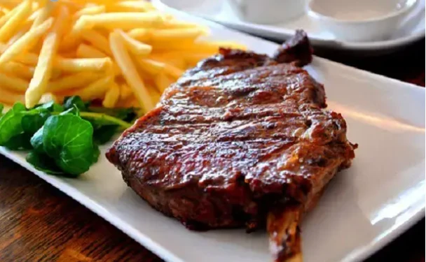 ما تفسير حلم أكل اللحم لابن سيرين؟ تفسير حلم أكل اللحم، إن رؤية اللحم من الرؤى التي يدور حولها الكثير من الخلافات والنقاشات، فقد ذهب بعض الفقهاء إلى