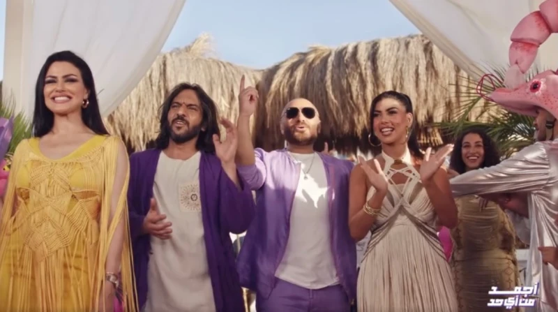 لوك جديد.. تامر حسني يكشف عن معلمين (فيديو) كشف الفنان تامر حسني عن أغنيته الجديدة التي تحمل اسم معلمين، ويشارك في غنائها الفنان بهاء سلطان.لوك جديد ل تامر حسنيوظهر تامر حسني خلال 