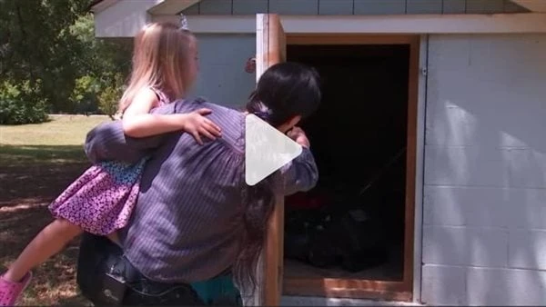 تورم وجهها ويديها.. عناكب سامة تهاجم امرأة خلال تنظيف سقيفة المنزل شاهدتعرضت امرأة لثلاث أطفال ل حادث مأساوي وهي تنظف سقيفة منزلها، وذلك عندما هاجمها نوع من أنواع العناكب السامة وق