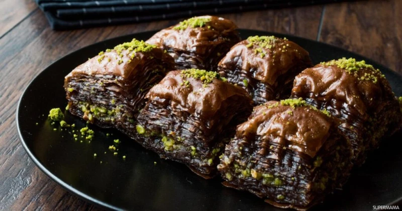 البقلاوة بالشوكولاتة بطريقة سهلةالمقادير طحين : 1 كيلو ملح : 25 غراما السمنة : 25 غراما الماء : 600 غراما الكاكاو : 50 غم النشاء : 100 غراما كاجو : 1