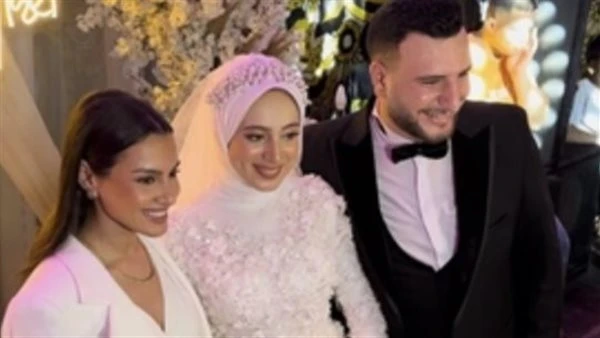 حضرت فرحه.. كارمن سليمان تفاجئ أحد متابعيها فاجأت المطربة كارمن سليمان أحد متابعيها بحضور حفل زفافه، وتداول عدد كبير من رواد مواقع التواصل الاجتماعي مقطع فيديو لها وهي في حفل الزفا