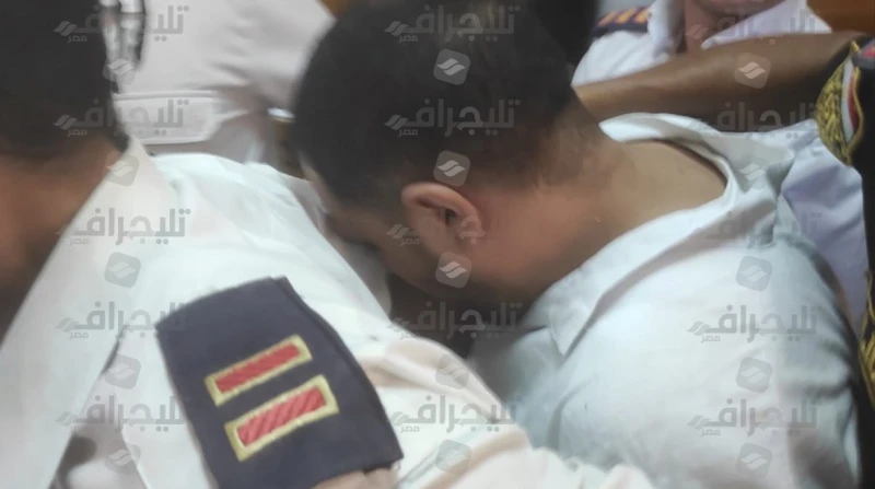 سفاح التجمع يرفض انتداب محام للدفاع عنه (فيديو) وجهت محكمة جنايات القاهرة برئاسة المستشار ياسر الحمداوي، سؤالا لسفاح التجمع بعد تنحي هيئة الدفاع عنه، قائلا: هننتدب لك محام يا بني، 