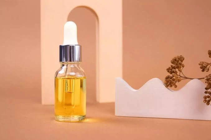 يرطب البشرة.. تعرفى على فوائد زيت الجوجوبا للبشرةزيت الجوجوبايعد زيت الجوجوبا احدى أفضل الزيوت المستخدمة قديما، هو عبارة عن سائل شمعي ذهبي اللون،