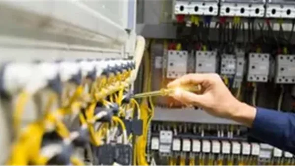 طرق لحماية الأجهزة الكهربائية من تذبذب التيار الكهربائي يشتكى كثير من الأشخاص من مشكلة تذبذب التيار وتخوفهم على صلاحية الأجهزة الكهربائية، فى إطار