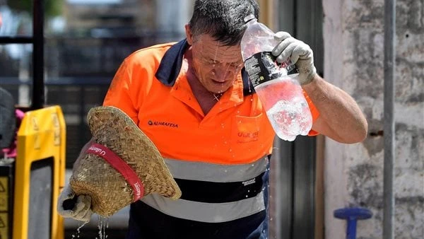فئات أكثر عرضة للإصابة بأمراض الحر مقارنة بالآخرين.. نصائح للوقاية والعلاجهناك بعض الفئات الأكثر عرضة للإصابة بأمراض الحر مقارنة بالآخرين، وذلك