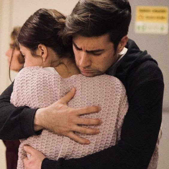 رواية لأجلها احببت كاملة جميع الفصول بقلم مريم حجاج سليم ساب الورق في العربيه بعد ما مشي من عند أمجد وروح البيت ونزل من عربيته وشاف همس نايمه في الجنينه راح عندها وفضل باصص لها وبع