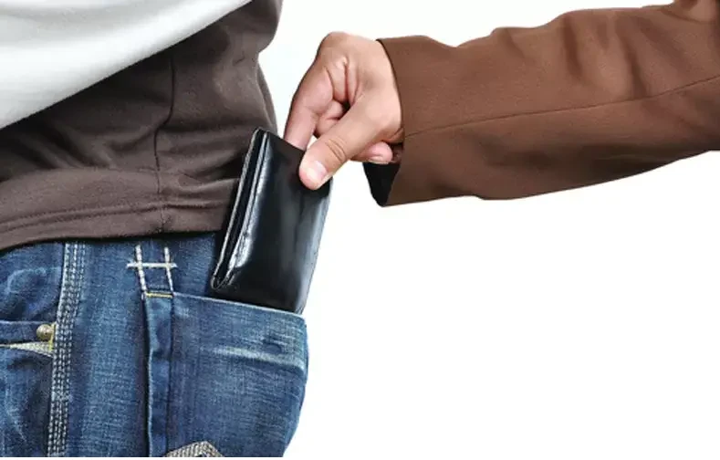 تفسير حلم سرقة محفظة النقود لابن سيرين تفسير حلم سرقة محفظة النقود يشير إلى العديد من المعاني الخاصة بحياة الحالم، وذلك يتبين على وجه الدقة وفقا لما