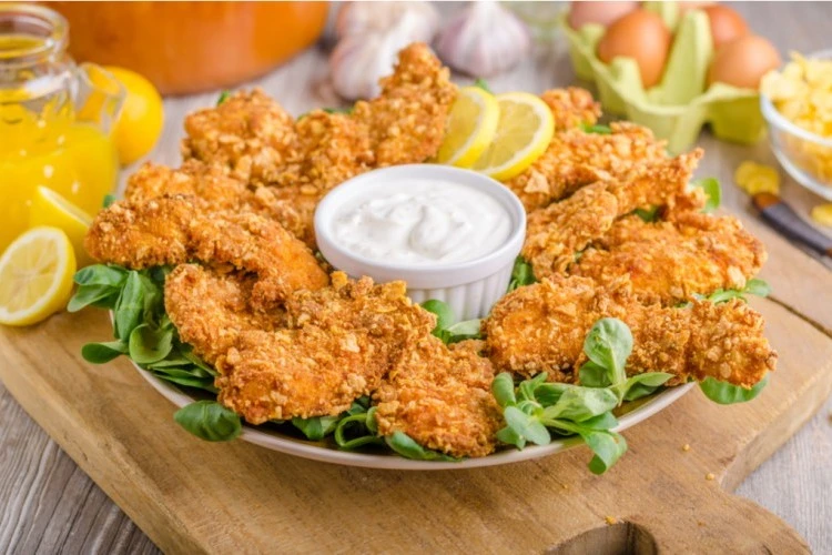 تندر الدجاج بجبن البارميزان بطريقة سهلةمقادير الزيت النباتي : نصف كوب صدر الدجاج : 500 غراما (فيليه مقطع شرائح طولية) ملح : نصف ملعقة صغيرة فلفل أسود