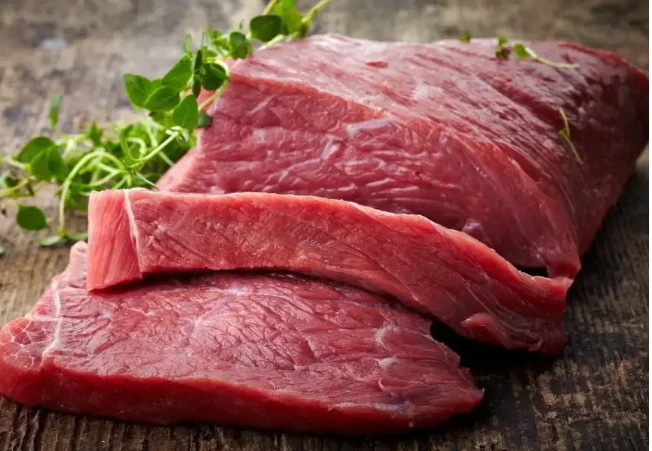 تعرف على تفسير اللحم النيء في المنام لابن سيرين اللحم النيء في المنام من الأحلام التي تثير الرهبة والقلق في نفس الرائي ويراود ذهنه العديد من المشاعر