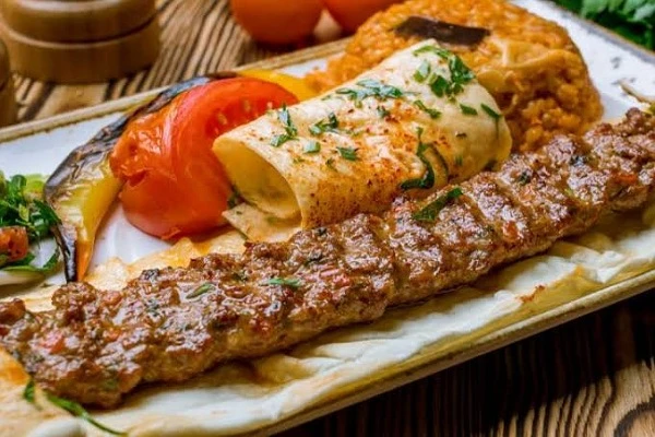 وصفة الكباب التركي في المنزل بطريقة سهلة.إذا كنت تبحث عن وصفة تجمع بين سهولة التحضير ونكهة الشواء الرائعة، فإن وصفة الكباب المنزلي هي الخيار الأمثل.