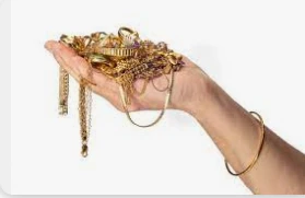 ما تفسير حلم شخص يعطيني ذهب لابن سيرين؟ تفسير حلم شخص يعطيني ذهب، إن رؤية الذهب لا خير فيها عند غالبية الفقهاء، ويعزو ذلك إلى لون الذهب، ودلالة لفظه