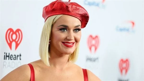 كاتى بيرى تثير الجدل بتقبيلها أحد المعجبين فى حفل جماهيرىأثارت الفنانة كاتى بيرى حالة من الجدل الواسع، أثناء مشاركتها في حفل كبير، وذلك بعد قيامها