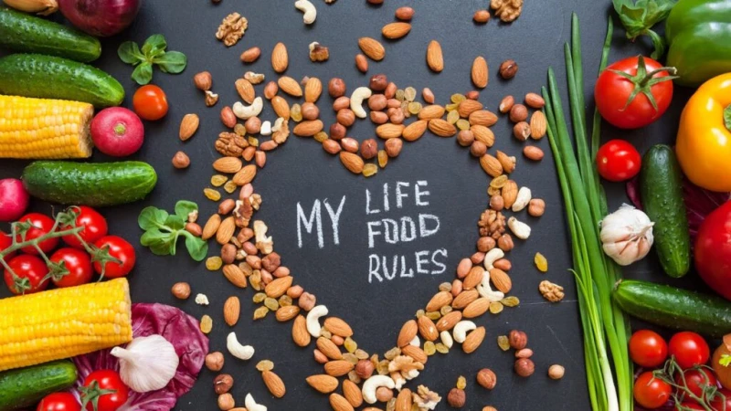 نصائح لنظام غذائى صحىقد يدرك العديد من الاشخاص أن النظام الغذائي الصحي يجب أن يتضمن تنوعا من الأطعمة الغنية بالمواد الغذائية وكميات كافية من الماء،او اى نوع من انواع السوائل، لكن ا