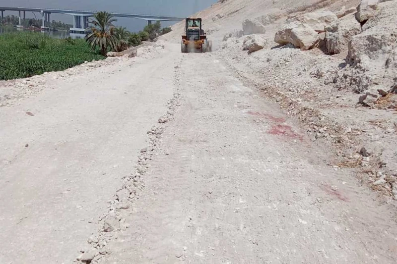 محافظ أسيوط يوجه بتمهيد وتسوية طريق نزلة قرية المعابدة وجه اللواء دكتور هشام أبو النصر محافظ أسيوط اليوم الأحد، بالاستجابة لطلبات المواطنين بكافة