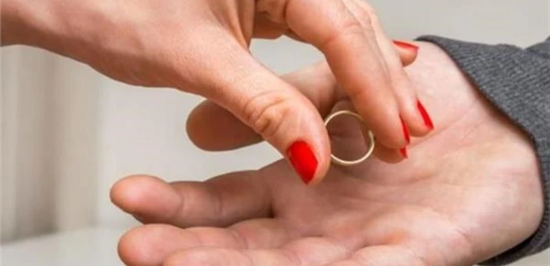 هذه المرة للأبد.. مغني يعلن فسخ خطوبته للمرة الثانية! تعرف على التالي هذه المرة للأبد.. مغني يعلن فسخ خطوبته للمرة الثانية!، أعلن مغني الراب المغربي