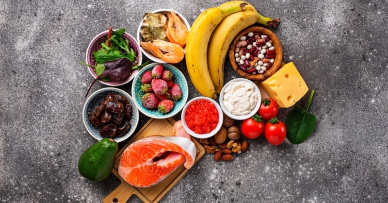 أغذية لتحسين المزاج والوقاية من الاكتئابإن نقص العناصر الغذائية، مثل البروتين وفيتامينات وفيتامين والمغنيسيوم والزنك والسيلينيوم والحديد والكالسيوم وأحماض الأوميغا 3 الدهنية، له تأ