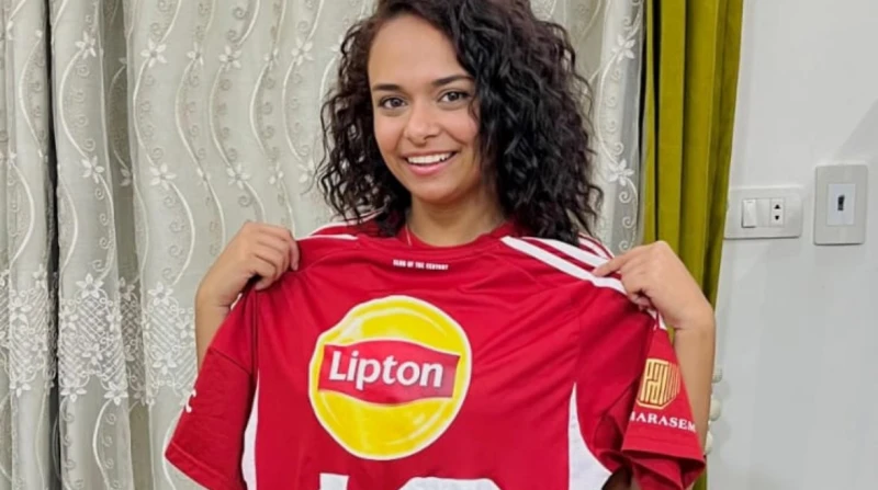 تنبأت بالهدف.. أول تعليق من صاحبة تيشيرت قفشة (فيديو) في لفتة إنسانية نالت إعجاب الجماهير، أهدى لاعب النادي الأهلي، محمد مجدي قفشة، قميصه لإحدى