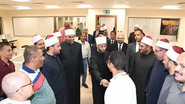 وزير الأوقاف يتابع سير العمل بديوان عام الوزارة ويلتقي الموظفين ويستمع لطلباتهم أجرى فضيلة الدكتور أسامة الأزهري وزير الأوقاف، جولة تفقدية للإدارات المختلفة بديوان عام الوزارة لمتا