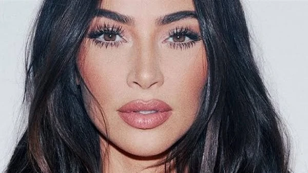 كيم كاردشيان بإطلالة جريئة على متن يختتميل الفنانة الأمريكية كيم كاردشيان، لمواكبة أحدث صيحان الموضة وتوظيفها بأسلوب جرئ ومثير يعكس جمالها ذوقها