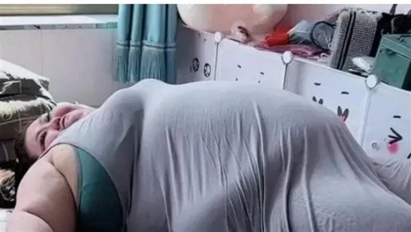 وفاة فود بلوجر عالمية بطريقة غريبة .. كواليس صادمةتوفيت فود بلوجر عالمية شهيرة تدعى شياوتنغ، في واقعة غريبة ما تسبب في إثارة ضجة كبيرة في العالم.رحلت