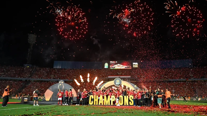 بالفيديو.. قاضية أفشة تقود الأهلي لإسقاط بيراميدز في الدوري جريدة افاق عربية حقق الفريق الأول لكرة القدم بالنادي الأهلي انتصارا مثيرا على بيراميدز بنتيجة 3-2 في المباراة التي جمعته