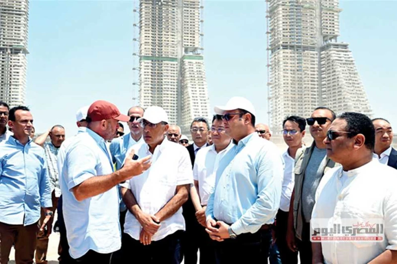 مدبولى يكلف بتعويض أهالى رأس الحكمة عقد الدكتور مصطفى مدبولى، رئيس مجلس الوزراء، اجتماعا، أمس، قبل بدء جولته التفقدية بمدينة العلمين الجديدة، استمع فيه إلى شرح حول موقف مشروع رأس ا