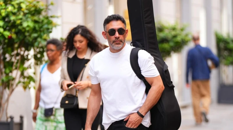 عمرو مصطفى يطلق مسابقة لتوثيق مشواره ب50 ألف جنيه أعلن الملحن عمرو مصطفى، عبر حسابه الرسمي على فيسبوك، اطلاق مسابقة لجمهوره بجائزة مالية قدرها 50 ألف