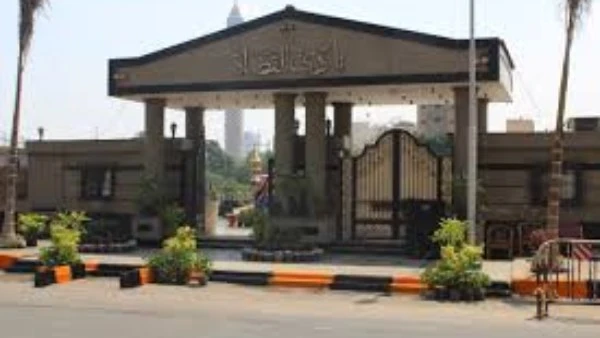 إصابة قاضيين بعد صدمهما بسيارة مسرعة أمام نادي القضاة بالدقي صدمت سيارة ملاكي قاضيين، أحدهما رئيس محكمة استئناف القاهرة، وسايس أمام نادي القضاة