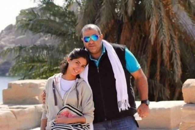 من هو زوج روبي؟ وصور تجمعهما سويازوج الفنانة روبي هو المخرج المصري سامح عبد العزيز، تزوجا في أكتوبر 2014، ورزقا بابنتهما طيبة في عام 2015، ويعرف سامح