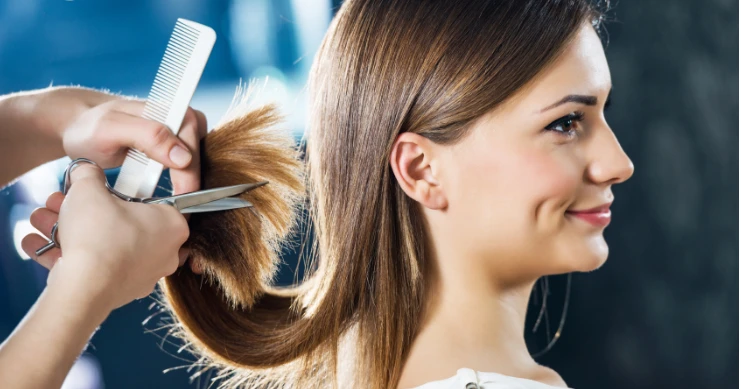 ما هو تفسير حلم قص الشعر للعزباء لابن سيرين؟ تفسير حلم قص الشعر للعزباء يشير إلى معاني وتفسيرات مختلفة تتنوع من رؤية لأخرى ويرجع ذلك إلى الأحداث