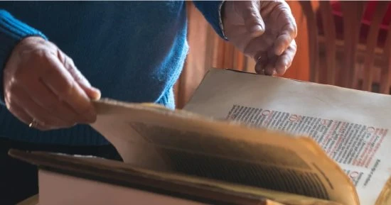 غالبا ما نعتقد أن ارتداء القفازات أمر ضروري عند التعامل مع الكتب الثمينة، في الواقع، يشكل ذلك خطرا كبيرا على إتلافها، إليك السبب ونصائح الخبراء