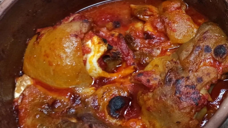 طريقة عمل طاجن الكوارع بالصلصة في الفرن بشكل احترافييعد طاجن الكوارع واحد من أشهر الأكلات المصرية الشعبية التي يفضل الكثير تناولها، بل ويوجد الكثير