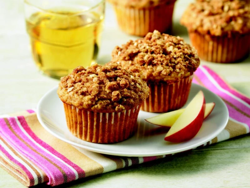 كب كيك التفاح والشوفان بطريقة سهلةمقادير كب كيك التفاح والشوفان طحين : 2 كوب بيكنج صودا : ربع ملعقة صغيرة ملح : ملعقة صغيرة القرفة : نصف ملعقة صغيرة (مطحونة) جوزة الطيب : نصف ملعقة