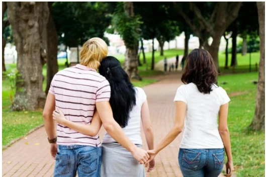 أهم 20 تفسير لحلم زوجي يمسك يد امرأة لابن سيرين تفسير حلم زوجي يمسك يد امرأة قد يحمل العديد من المعاني للرائية حسب الوضع الذي تراه في منامها، فهناك من تحلم بأن زوجها يمسك يد امرأة 